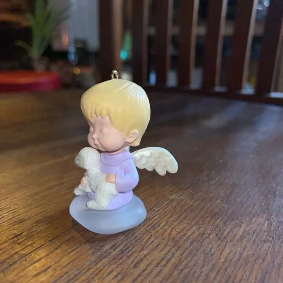 Angel Figurine with Lamb - Picture 2 of 3